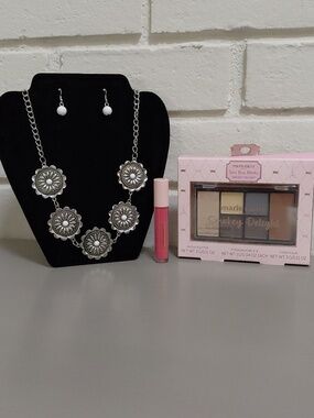 BUYERS GIVAWAY! 🎁 Silver Floral Necklace & Earrings, Lip Gloss & Make-Up Duo.